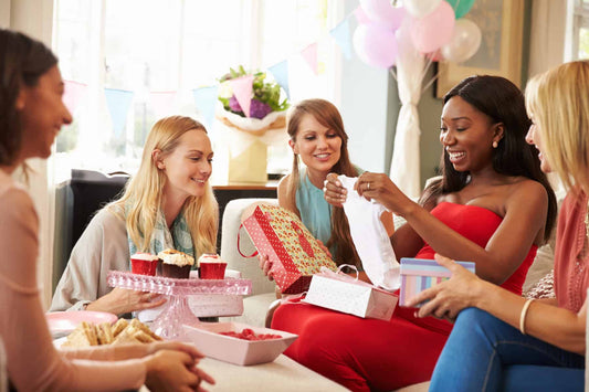 Regalar a un bebe recién nacido : Tarta de pañales o Canastilla bebe