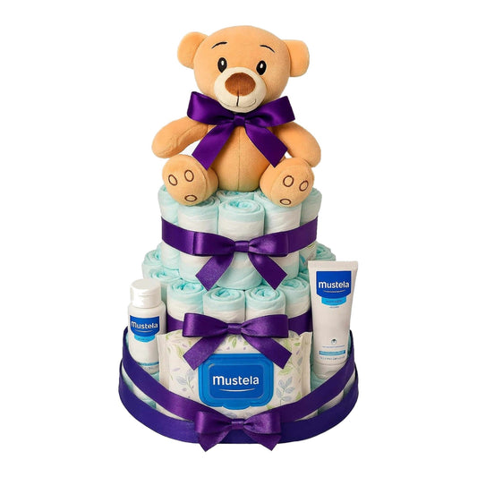Tarta de pañales Mustela con lazo morado, fondo blanco - MomentosGourmet