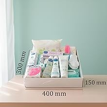 Canastilla de regalo para recién nacido MomentosGourmet con productos de cuidado Mustela y Suavinex en cesta blanca.