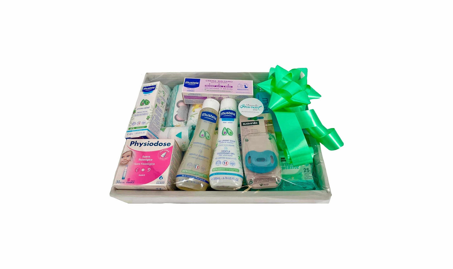 Canastilla de regalo MomentosGourmet para recién nacido con productos Mustela y Suavinex envuelta en celofán con lazo