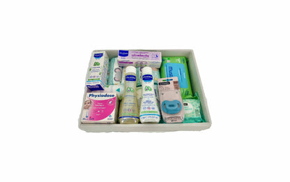 Canastilla de regalo MomentosGourmet para recién nacido con productos de higiene Mustela y accesorios Suavinex