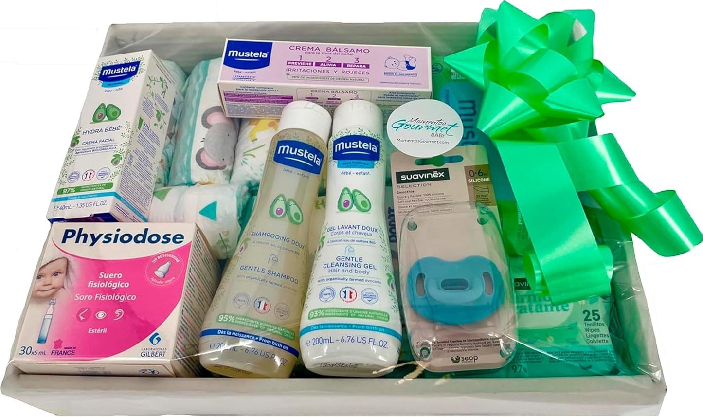 Canastilla de regalo MomentosGourmet para recién nacido con productos Mustela, Suavinex y Physiodose envuelta en celofán