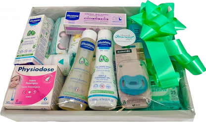 Canastilla de regalo MomentosGourmet para recién nacido con productos Mustela, Suavinex y Physiodose envuelta en celofán