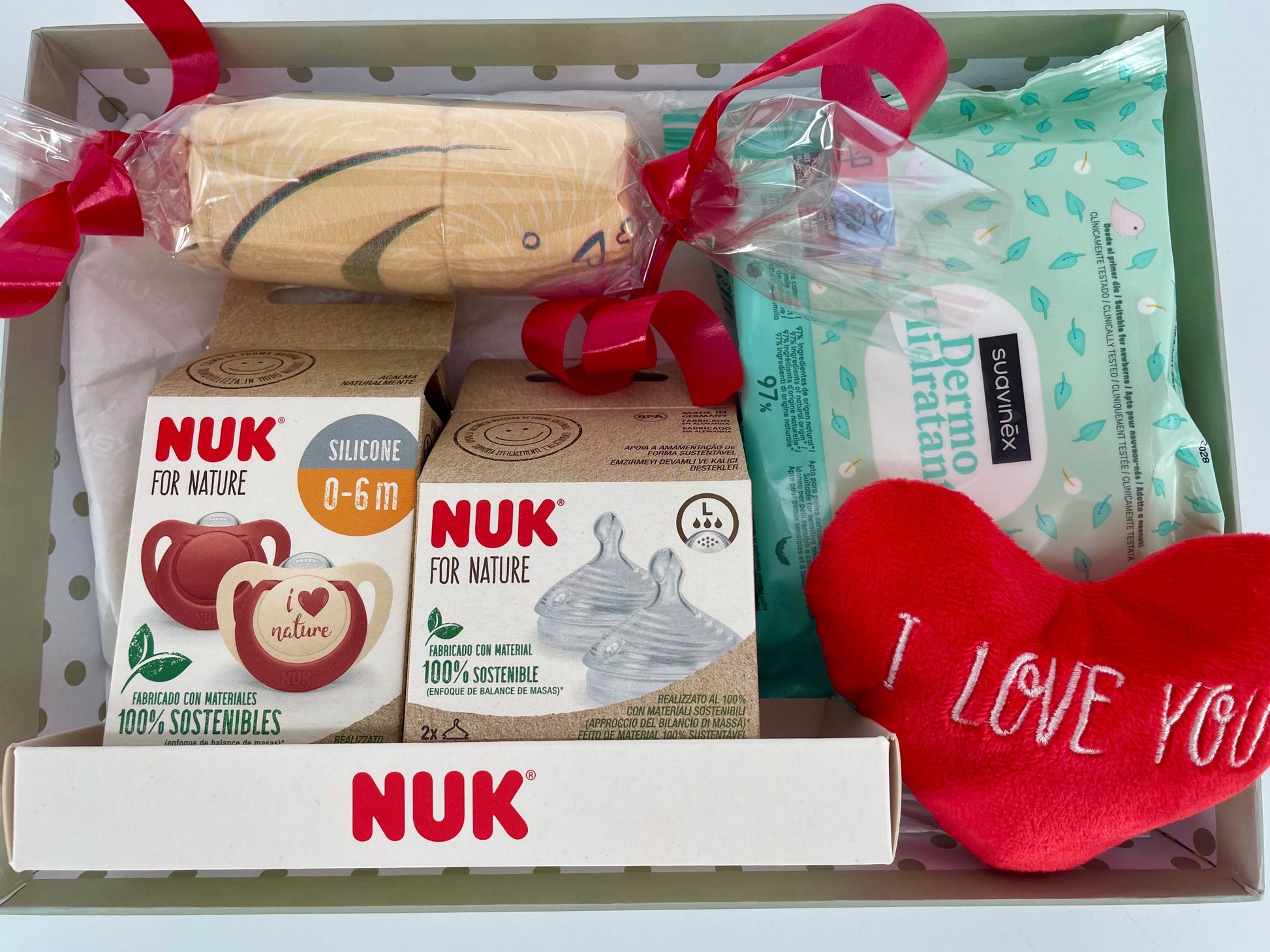 Canastilla de regalo MomentosGourmet con productos NUK para recién nacido, incluye chupete, tetinas y accesorios.