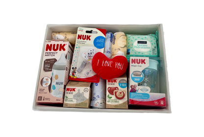 Canastilla de regalo MomentosGourmet para recién nacido con biberones, chupetes NUK y accesorios de cuidado infantil