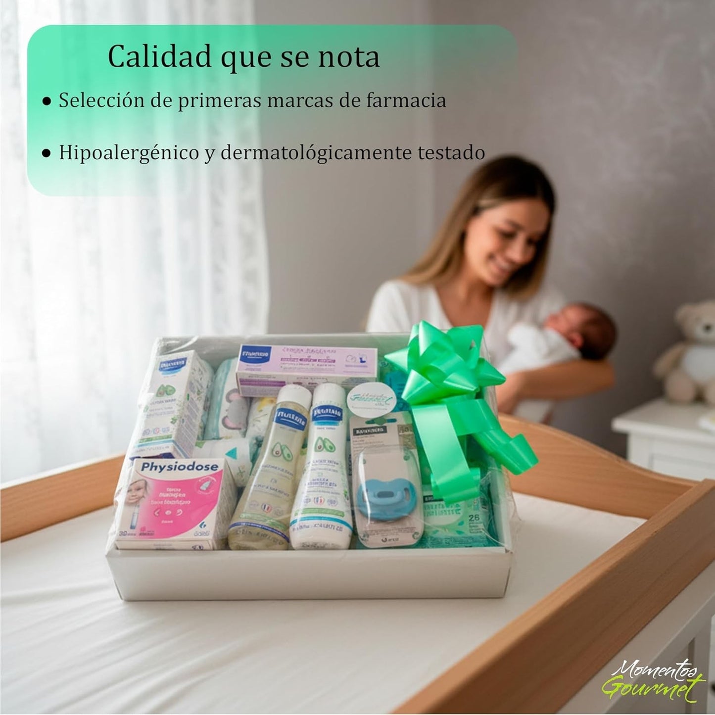 Canastilla de regalo MomentosGourmet para recién nacido con productos Mustela y Suavinex envuelta para regalo
