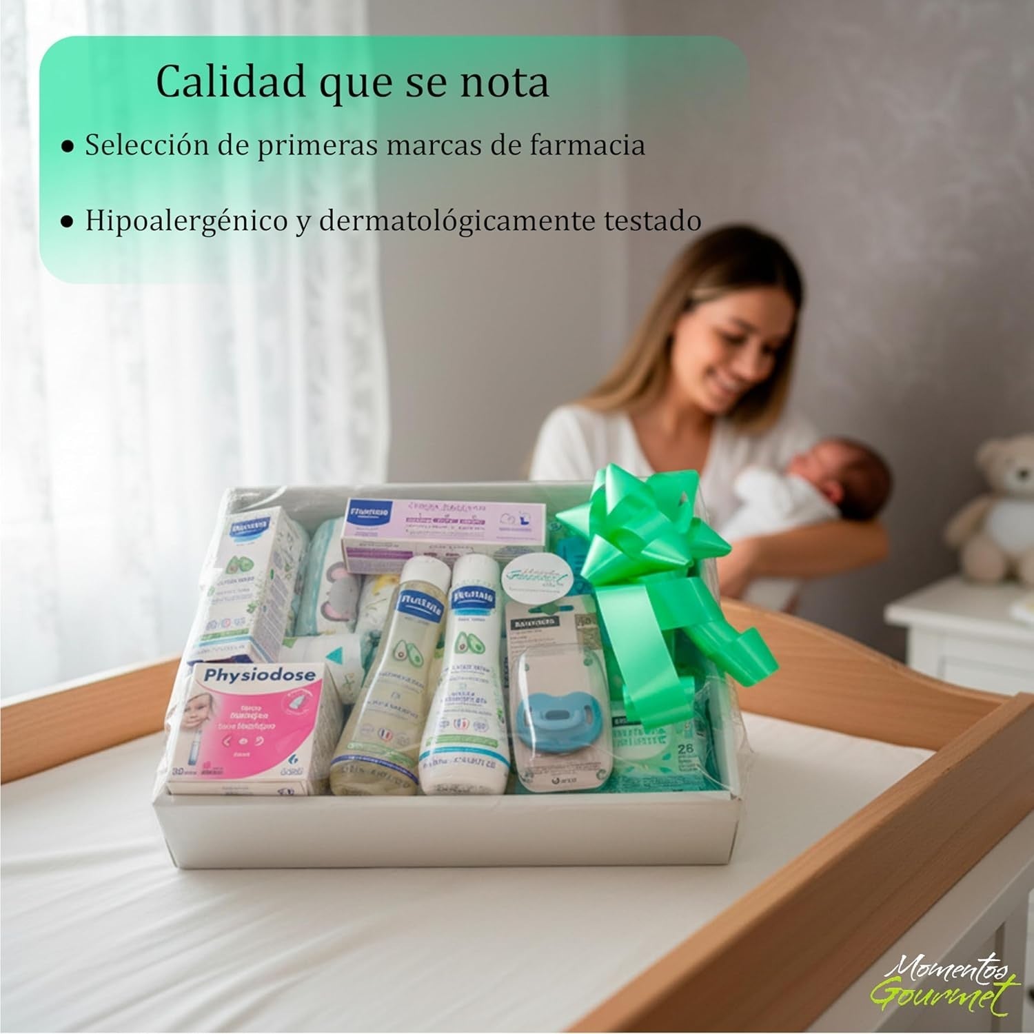 Canastilla de regalo MomentosGourmet para recién nacido con productos Mustela y Suavinex envuelta para regalo