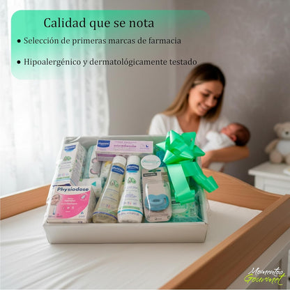 Canastilla de regalo MomentosGourmet para recién nacido con productos Mustela y Suavinex envuelta para regalo
