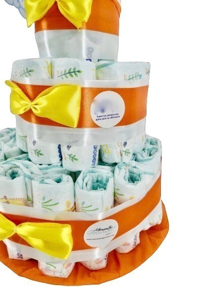 Tarta de pañales MomentosGourmet de tres niveles decorada con cintas naranjas y lazos amarillos para regalo de bebé