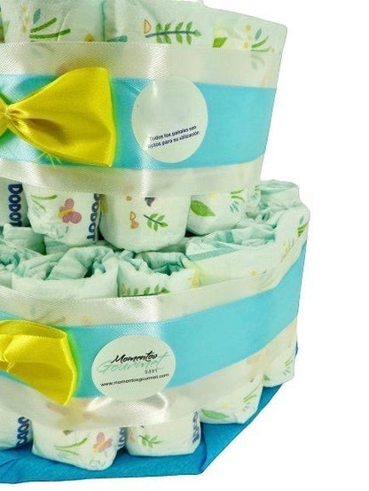 Tarta de pañales MomentosGourmet con cintas azules y lazos amarillos, regalo original para bebés