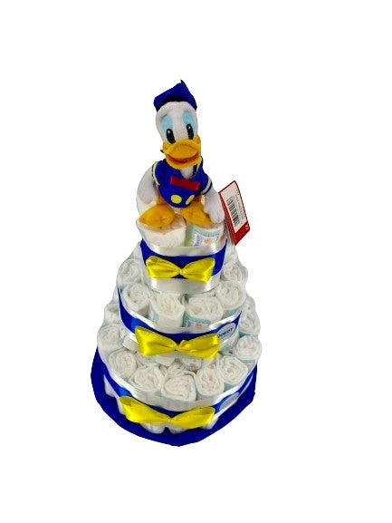 Tarta de pañales MomentosGourmet de tres niveles decorada con cintas azules y amarillas y un peluche del Pato Donald.