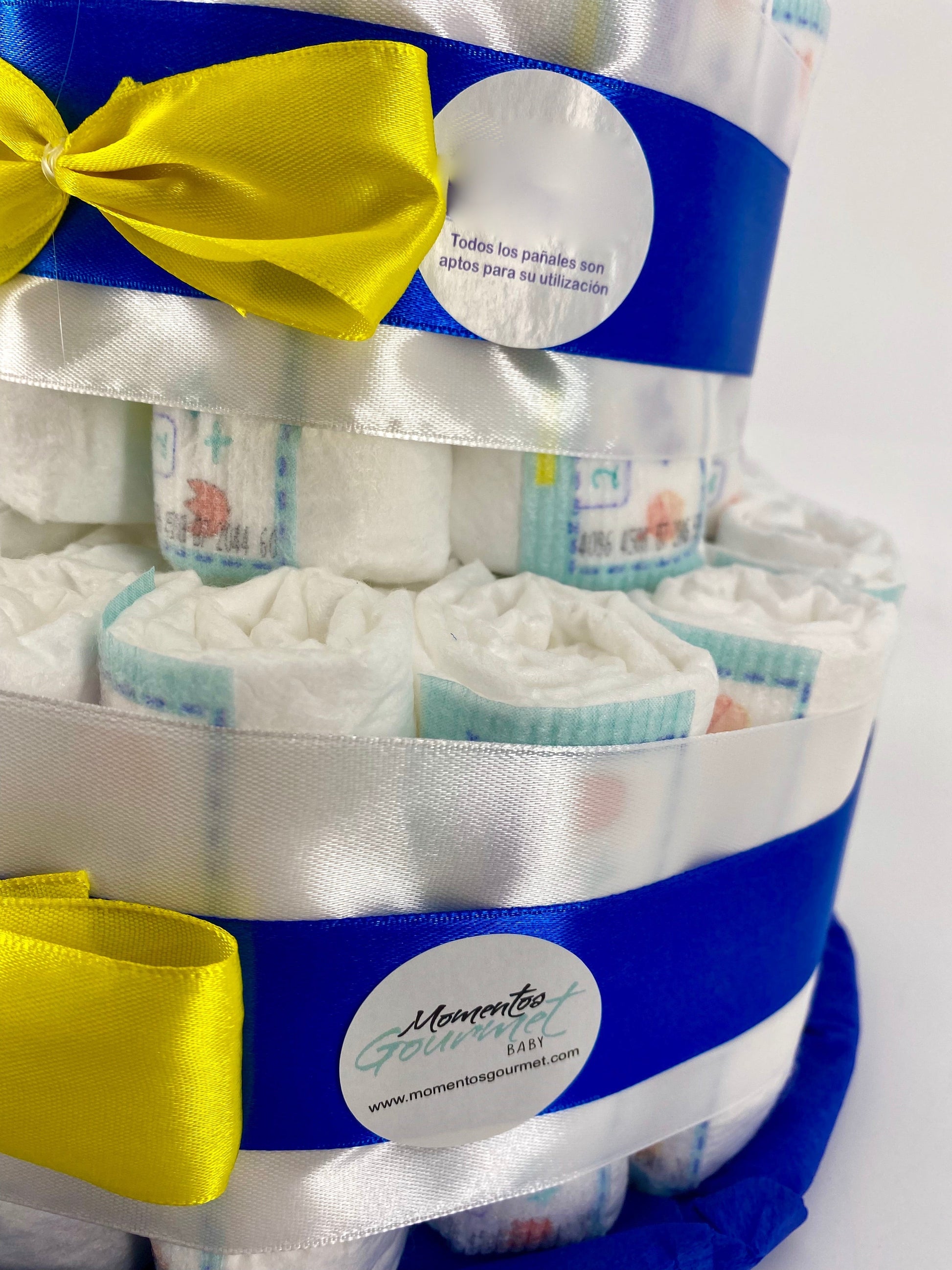 Tarta de pañales Pato Donald de MomentosGourmet decorada con cintas de raso azules y amarillas para regalo de bebé
