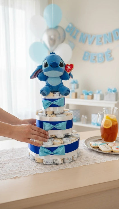 Tarta de pañales MomentosGourmet de tres niveles con peluche de Stitch, cintas azules y decoración de baby shower.