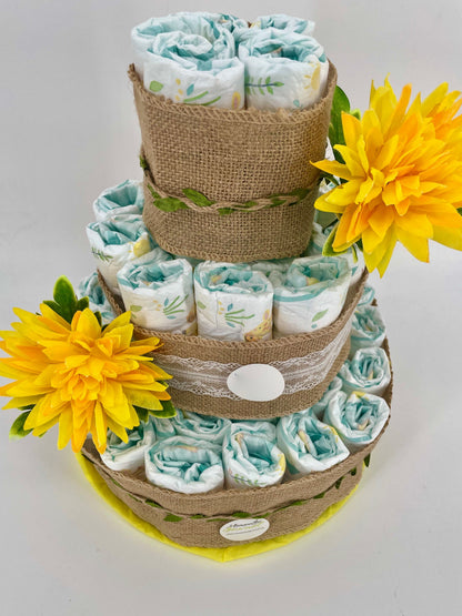 Tarta de pañales Summer de MomentosGourmet decorada con yute, encaje y flores amarillas para regalo de recién nacido