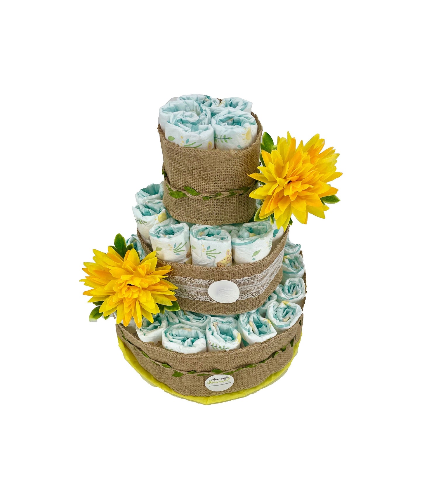 Tarta de pañales Summer de MomentosGourmet de tres niveles decorada con flores amarillas y cinta de arpillera