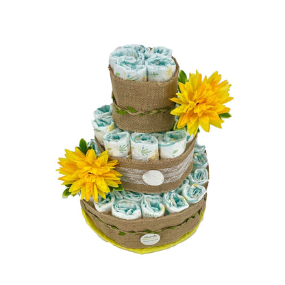 Tarta de pañales Summer de MomentosGourmet con 50 pañales, decorada con flores amarillas y cintas de yute rústico.