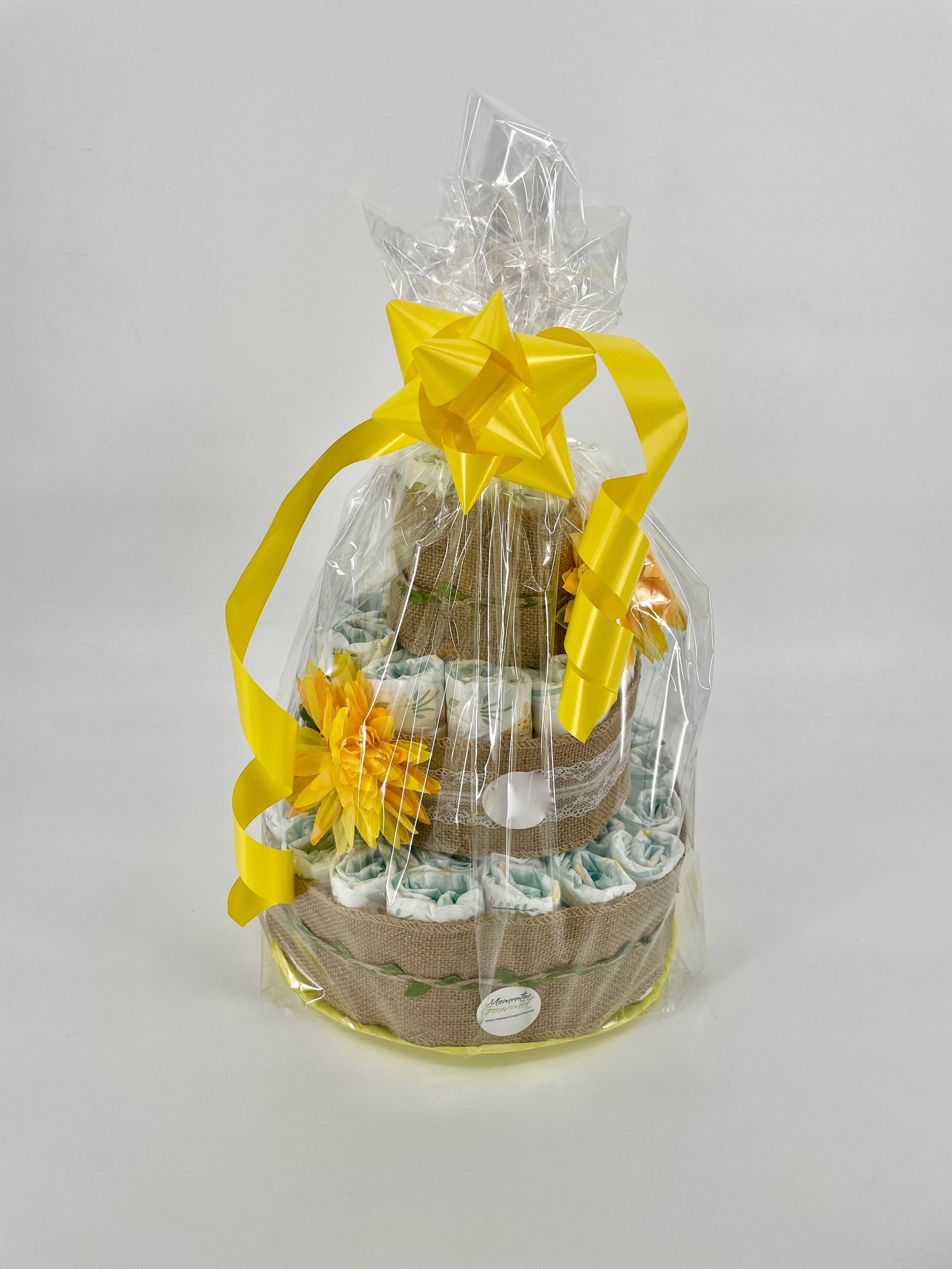 Tarta de pañales Summer de MomentosGourmet decorada con lazo amarillo y flores, ideal para baby shower